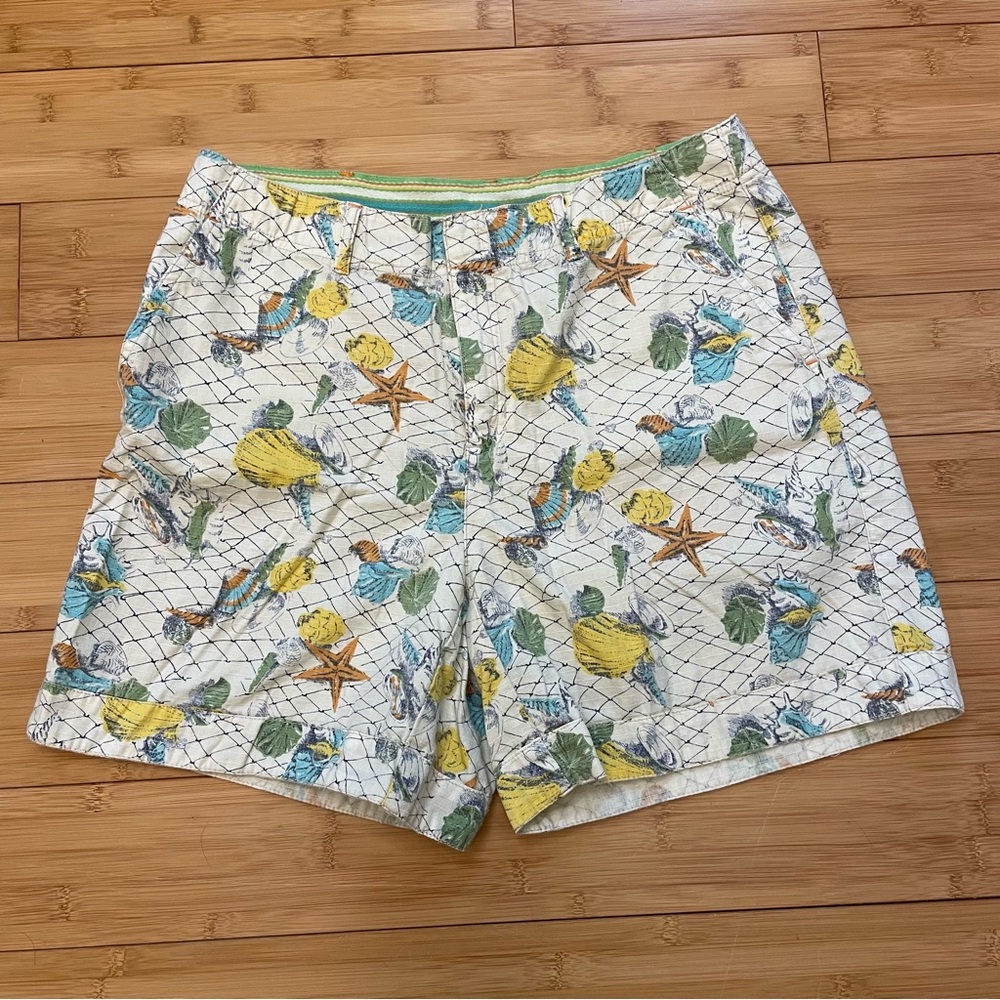Unique Liz Claiborne shorts Y2K beach theme with shells and netting. Size 8.